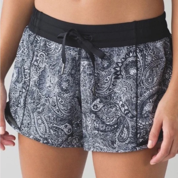 Lululemon Hotty Hot Short (Long) - Picture 1 of 7